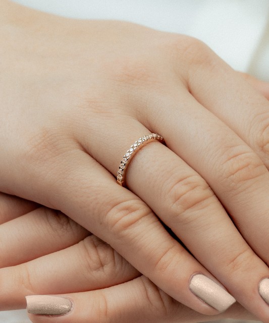 Kultasormus zirkoneilla