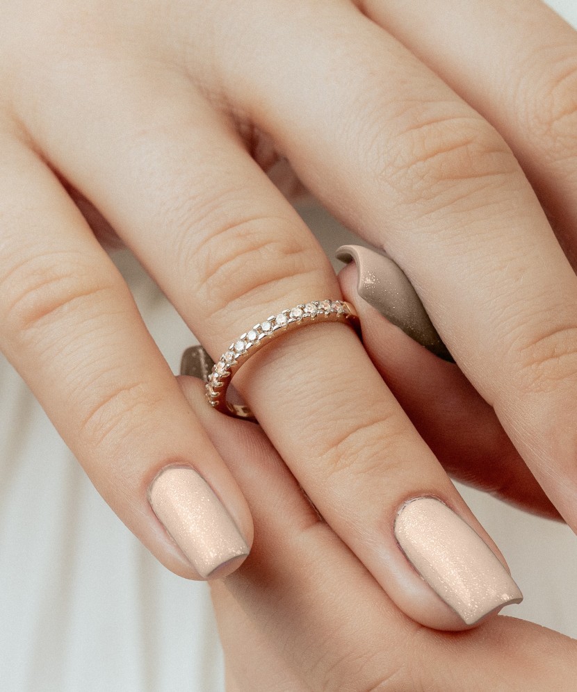 Kultasormus zirkoneilla