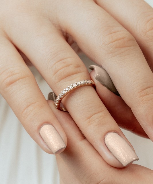 Kultasormus zirkoneilla