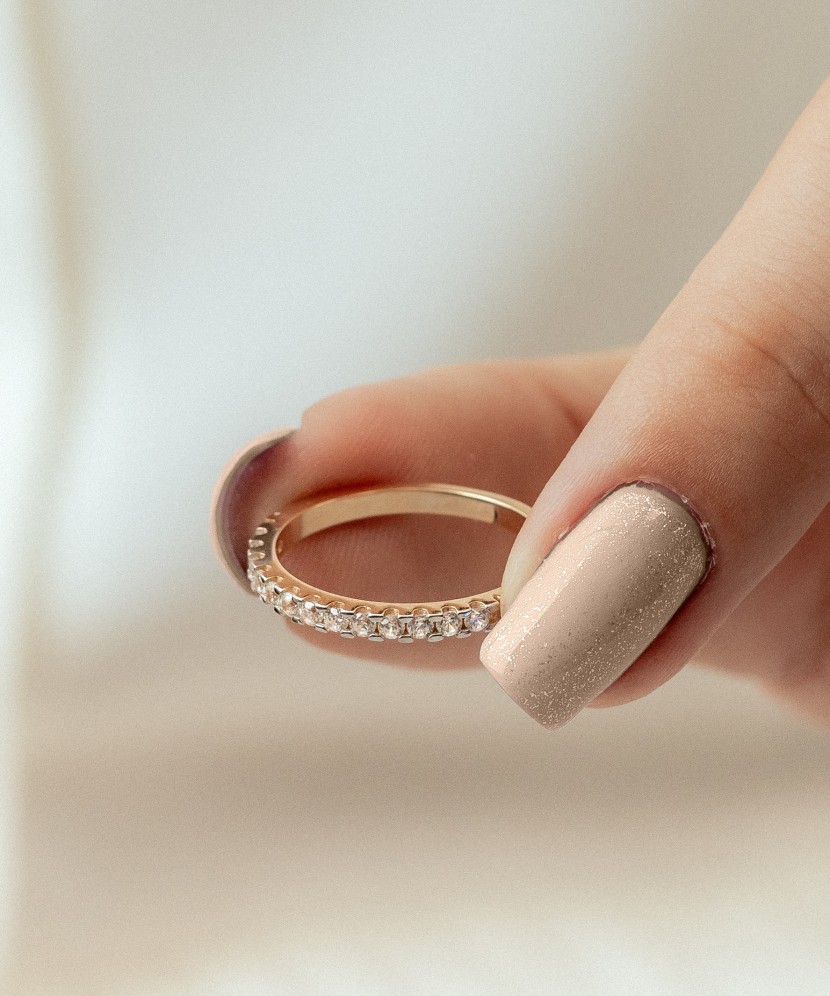 Gold ring with zircons