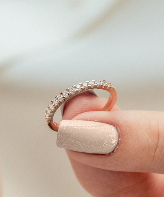 Gold ring with zircons