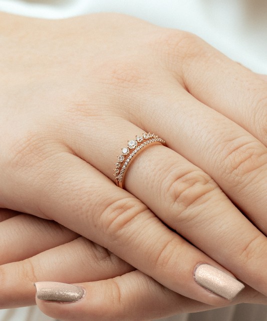 Kultasormus zirkoneilla