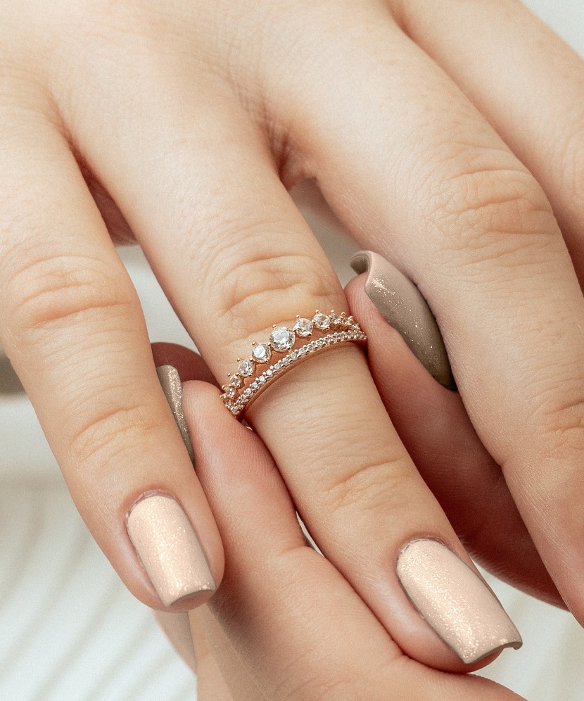 Gold ring with zircons