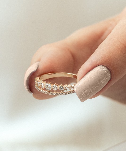 Gold ring with zircons