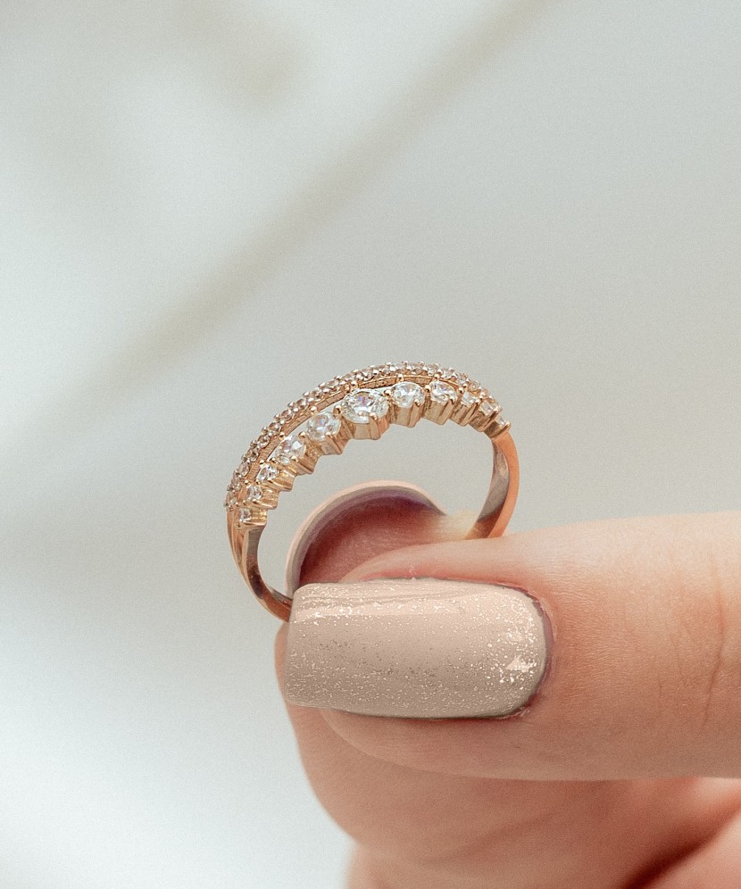 Gold ring with zircons