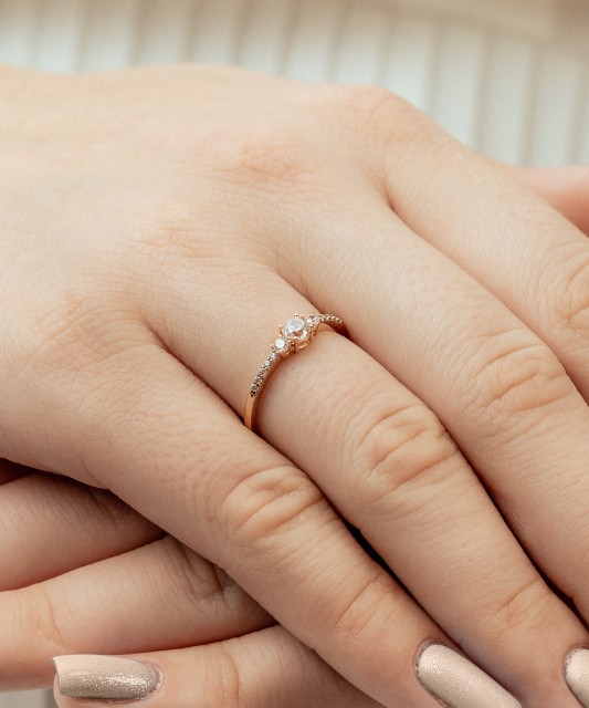 Gold ring with zircons