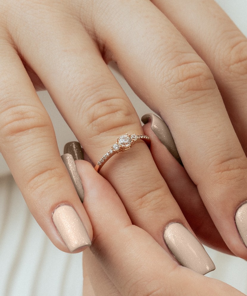 Gold ring with zircons