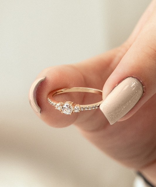 Gold ring with zircons