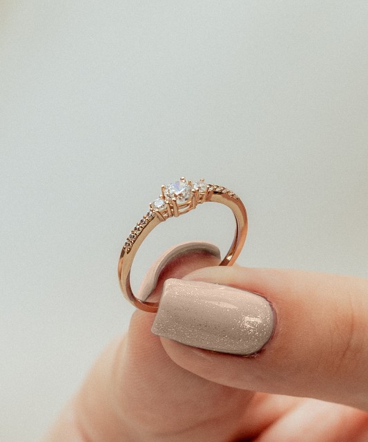 Gold ring with zircons