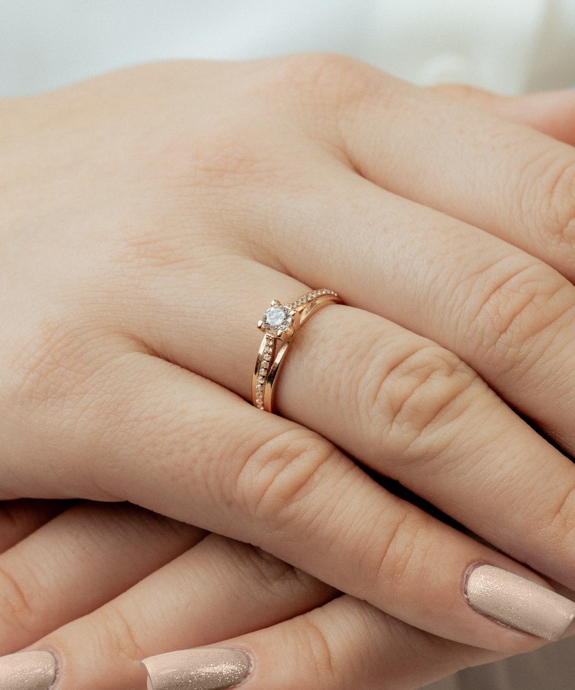 Gold ring with zircons