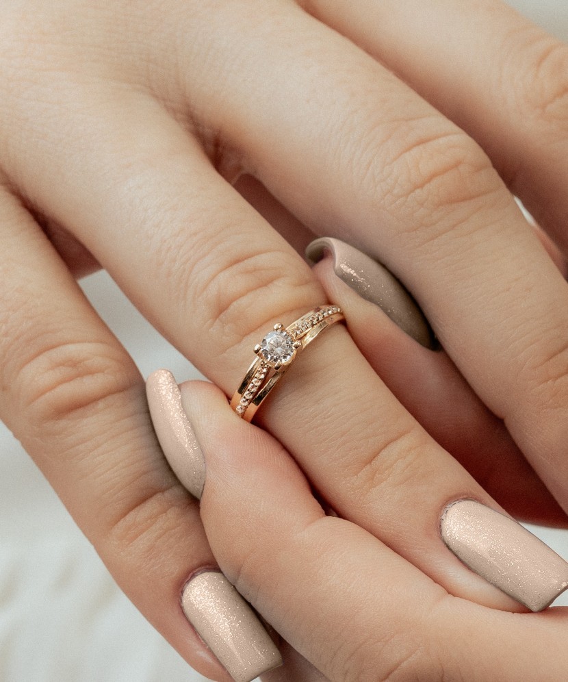 Kultasormus zirkoneilla