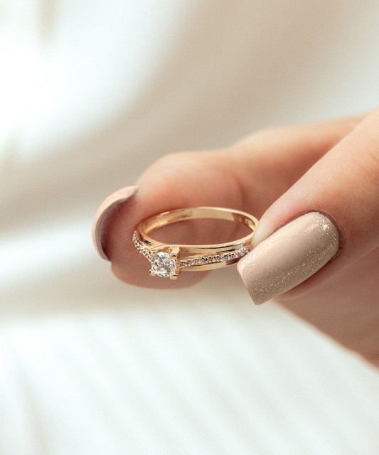 Gold ring with zircons