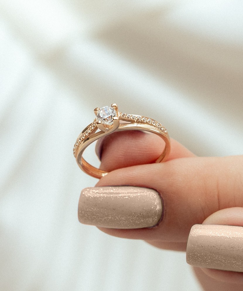 Gold ring with zircons