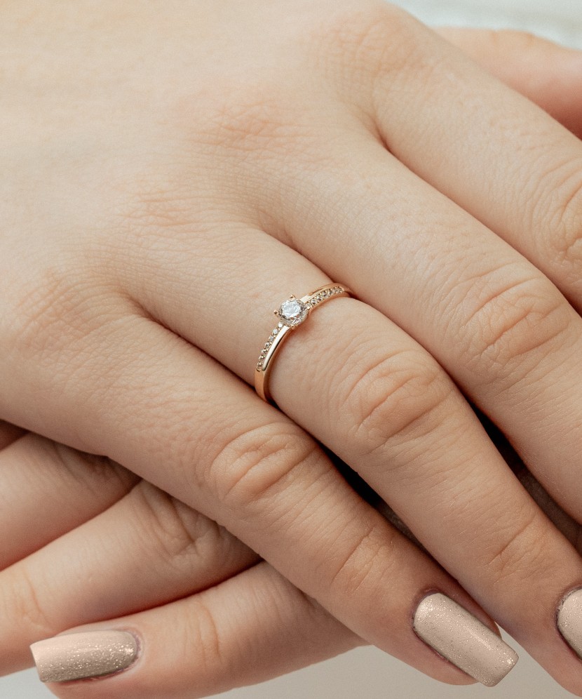 Gold ring with zircons