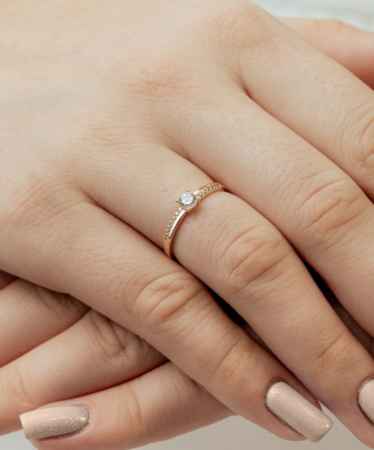 Gold ring with zircons