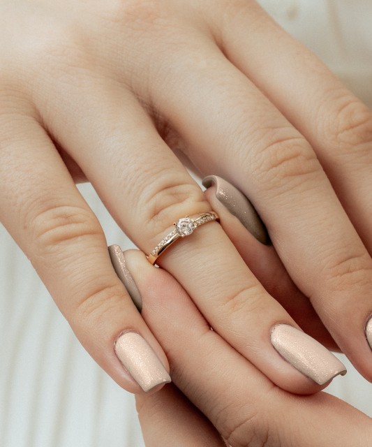 Gold ring with zircons