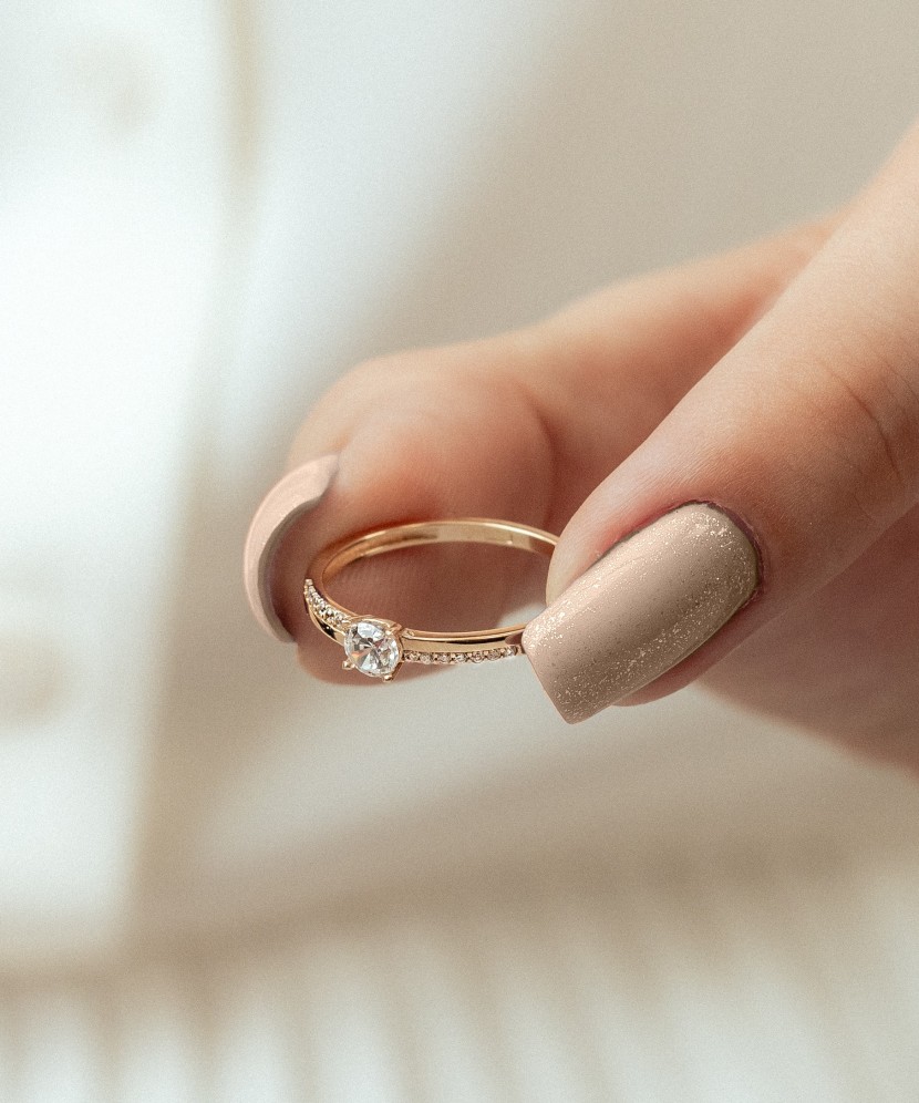 Kultasormus zirkoneilla