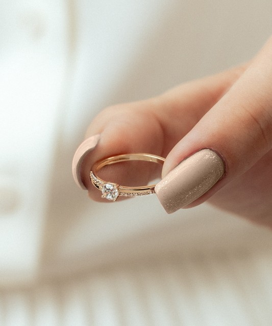 Gold ring with zircons