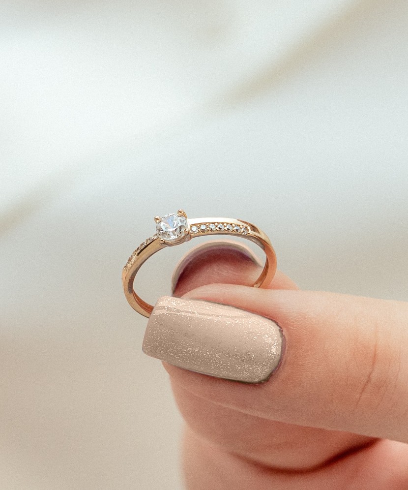 Gold ring with zircons