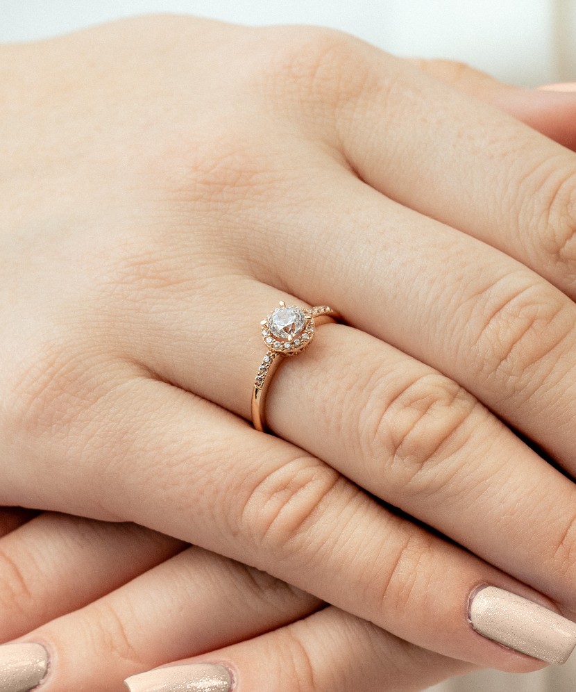 Gold ring with zircons