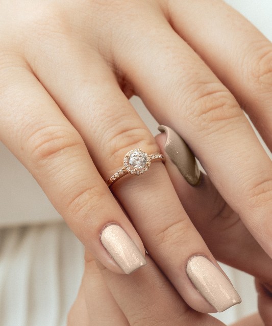 Gold ring with zircons