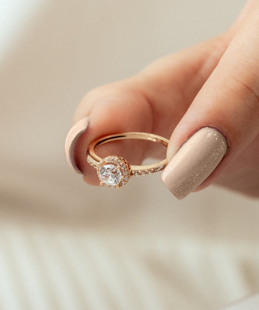 Gold ring with zircons