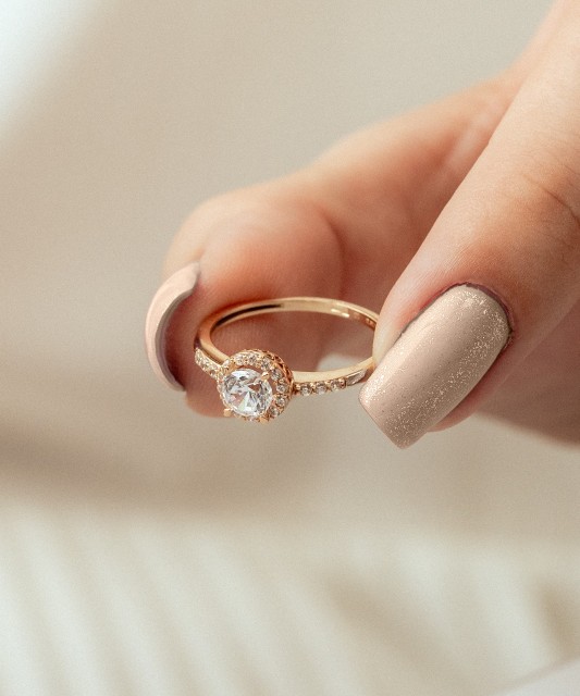 Gold ring with zircons