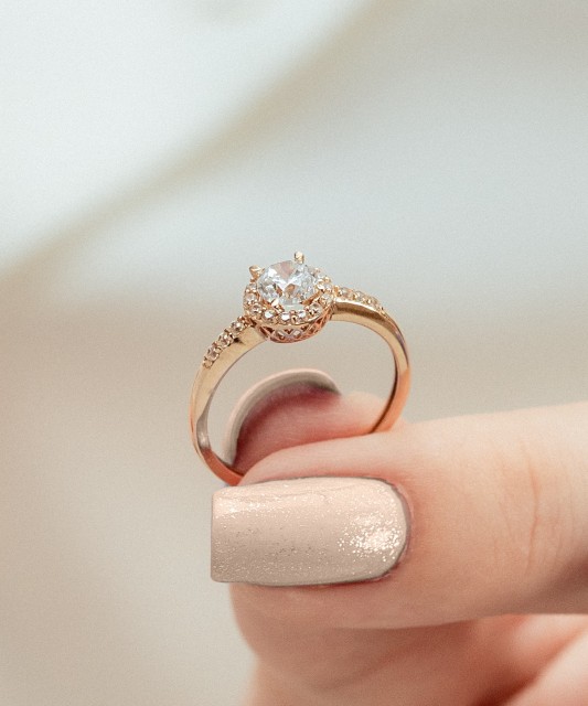 Kultasormus zirkoneilla