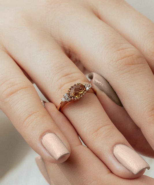 Kultasormus sultaniitilla ja zirkoneilla