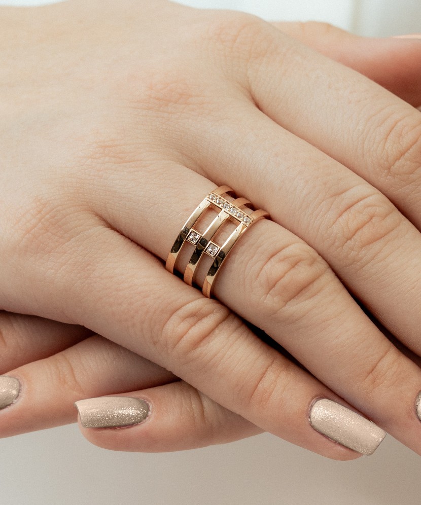 Gold ring with zircons