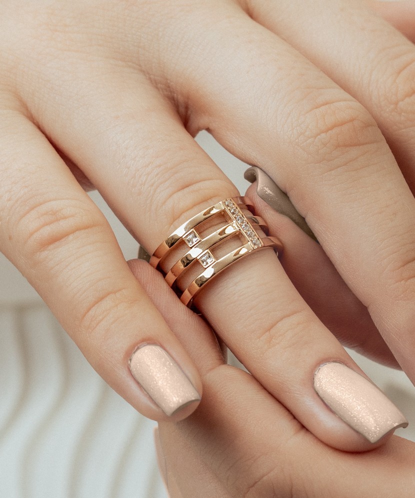 Gold ring with zircons