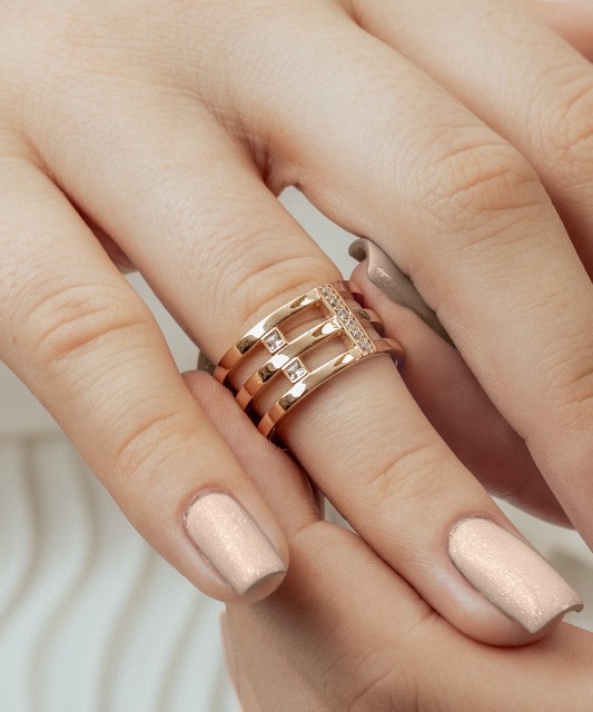 Gold ring with zircons