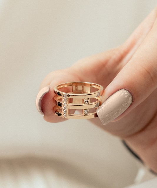 Gold ring with zircons