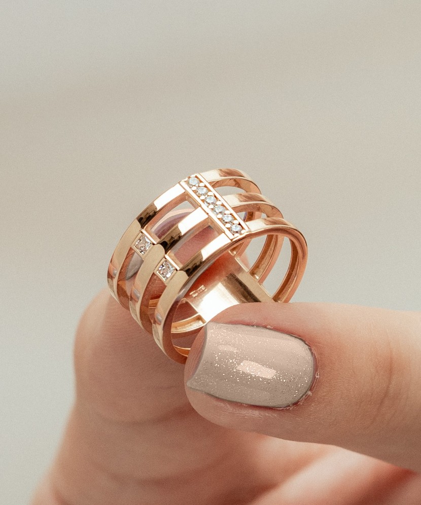 Gold ring with zircons