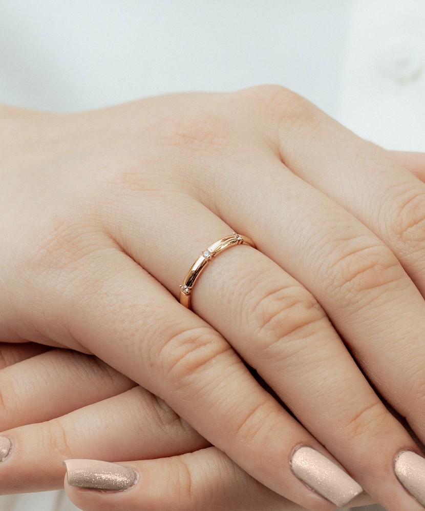 Gold ring with zircons