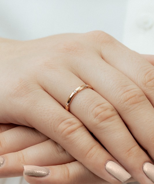 Gold ring with zircons