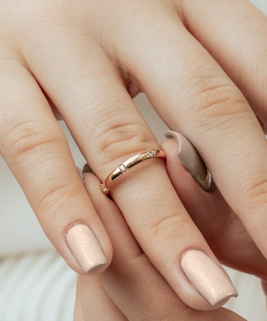 Gold ring with zircons