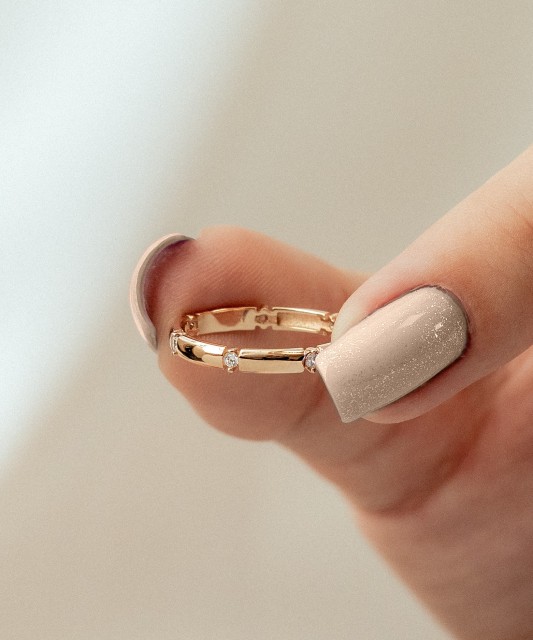 Gold ring with zircons