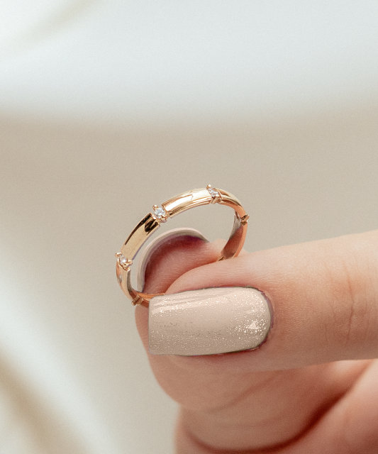 Gold ring with zircons