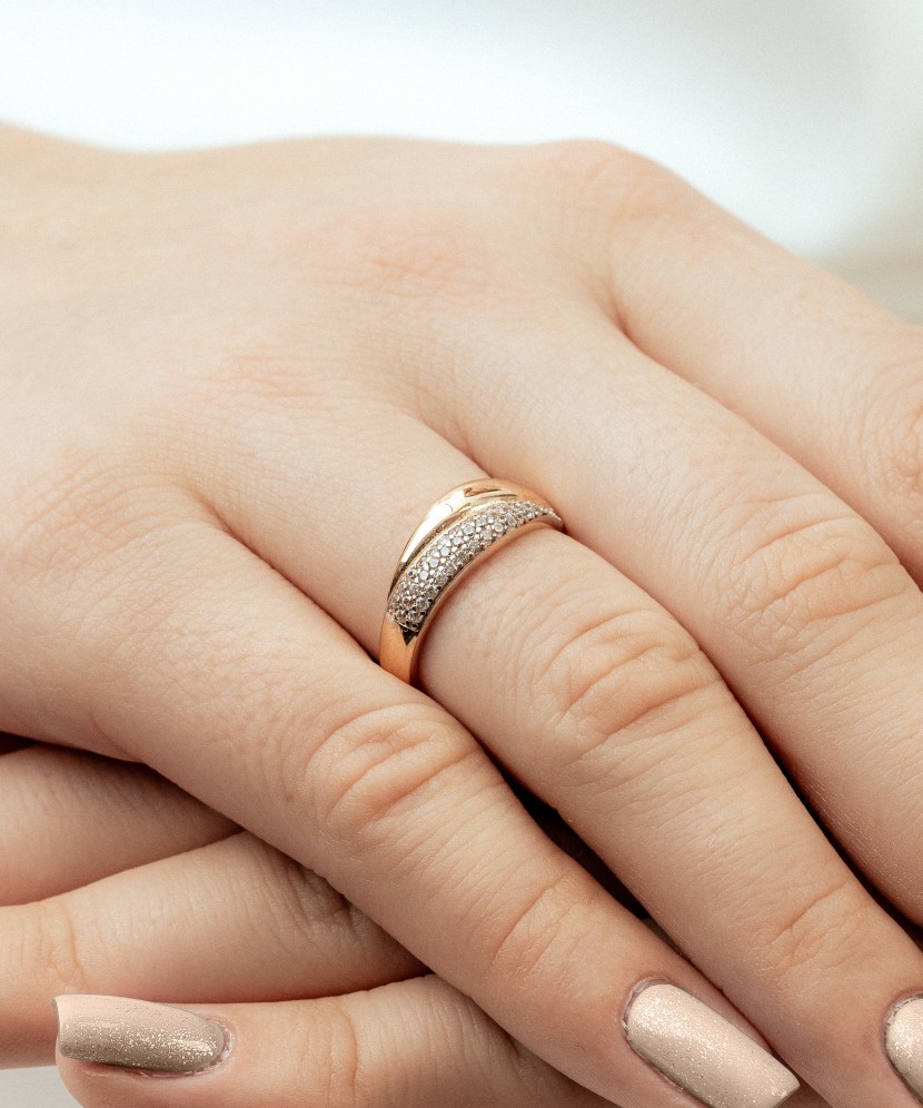 Gold ring with zircons