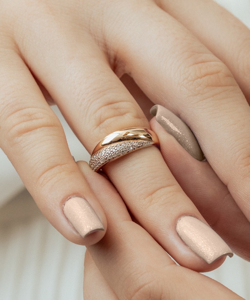 Gold ring with zircons