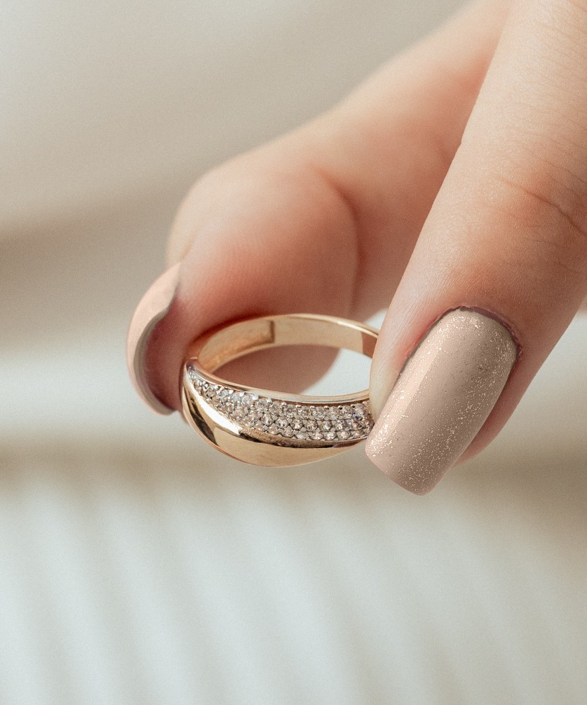 Kultasormus zirkoneilla