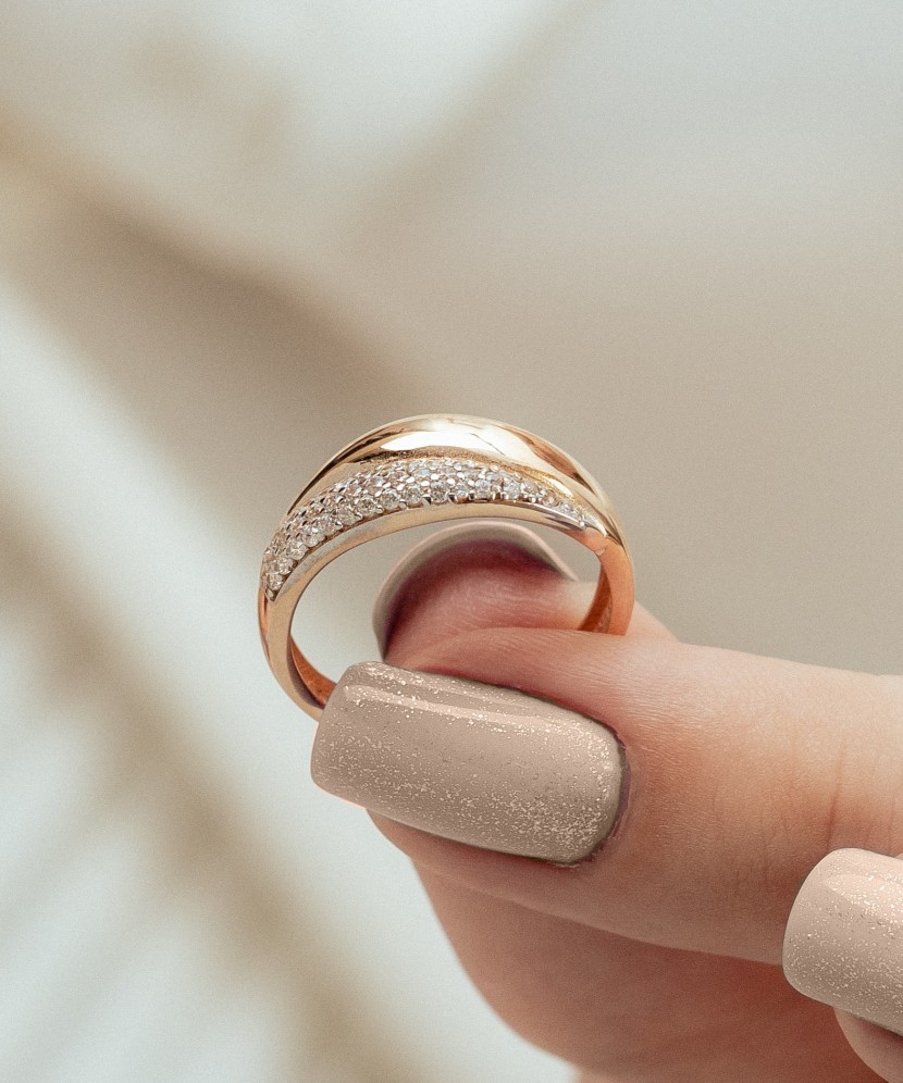 Gold ring with zircons