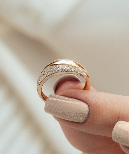 Gold ring with zircons