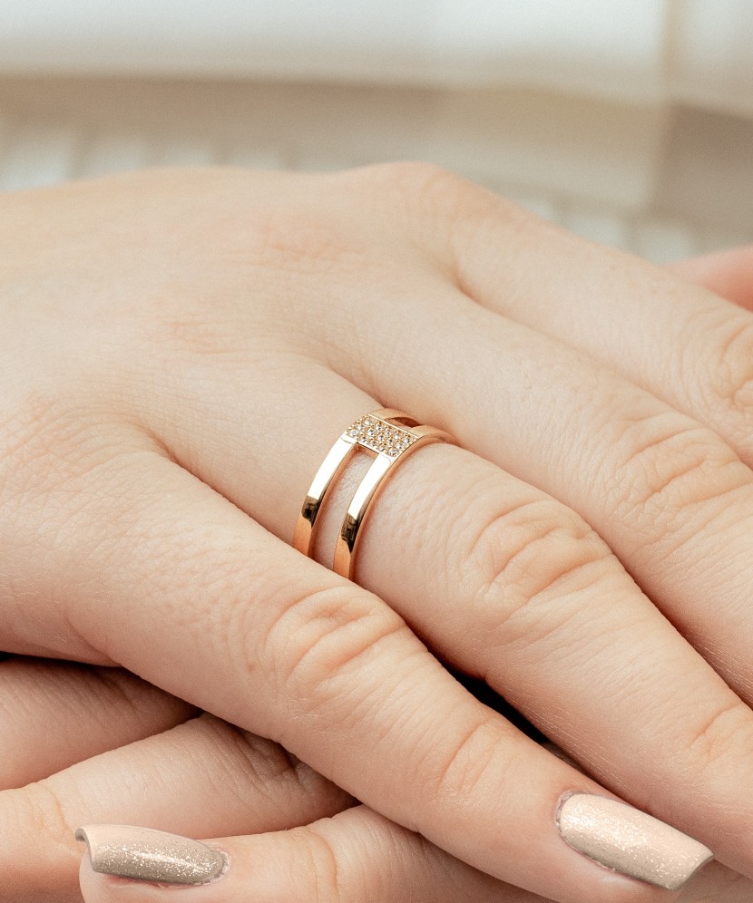 Gold ring with zircons