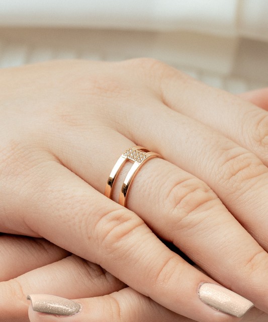 Kultasormus zirkoneilla