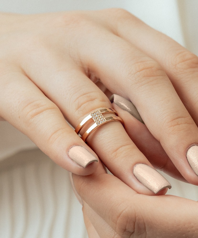 Gold ring with zircons