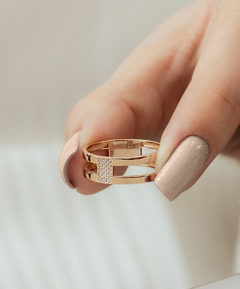 Kultasormus zirkoneilla