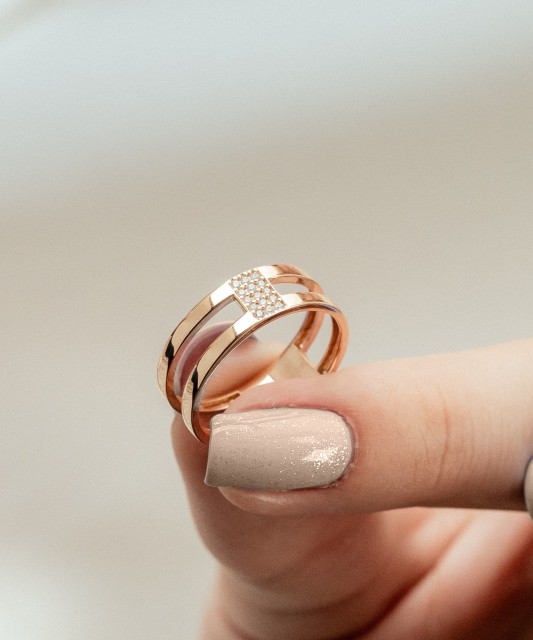 Kultasormus zirkoneilla