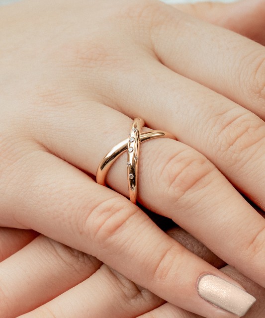 Kultasormus zirkoneilla